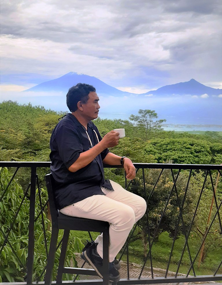 Penawaran yang tiada duanya, menyeruput kopi sambil menatap tujuh gunung (Merbabu, Telomoyo, Kelir, Gajah, Sepakung, Sumbing, dan Sindoro) plus Rawa Pening. (Foto: A. Firdaus/Medcom.id)