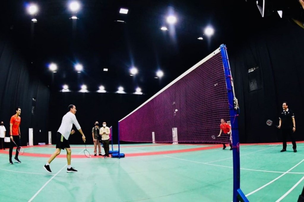 Presiden Jokowi menggunakan kaus putih lengan panjang bersama Jonatan Christie menghadapi Hendra Setiawan dan Ketua Umum PBSI, Agung Firman Sampurna. (Foto: BMI Setpres)