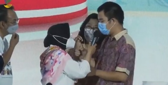 Ramai di Medsos, Ini Kronologi Mensos Risma Paksa Tunarungu Bicara