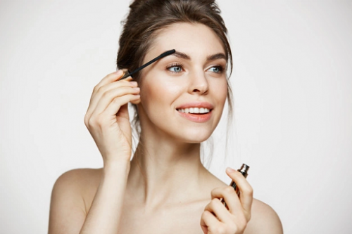 kamu bisa menyiasatinya dengan menggunakan beberapa produk make up khusus untuk membingkai alis. (Foto: Ilustrasi. Dok. Freepik.com)