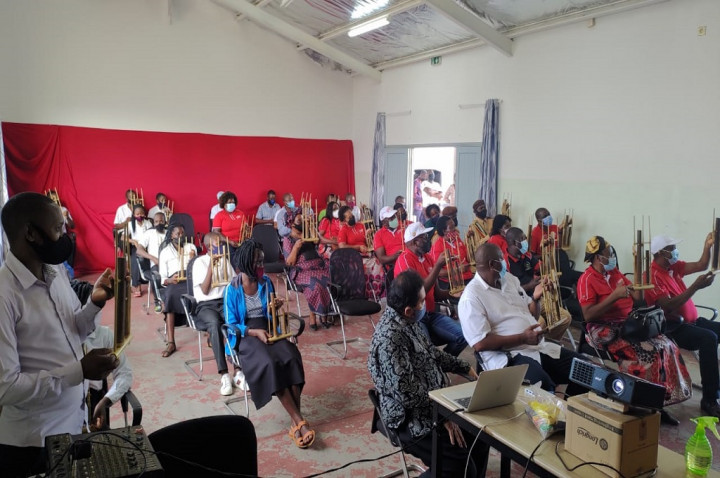 Anak-Anak Mozambik Semangat Belajar Angklung di Bilene