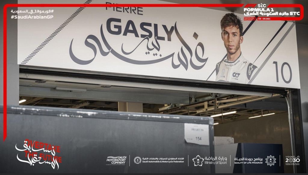 Paddock F1 Arab Saudi dihiasi kaligrafi tulisan Arab. (foto: twitter)