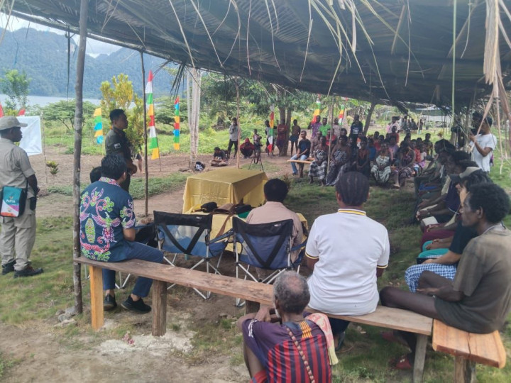 Masyarakat Esrotnamba Terharu Didatangi Bupati Kaimana Freddy Thie