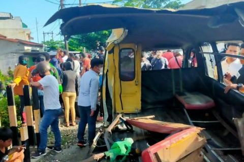 Nekat Terobos Palang Pintu, Angkot Tertabrak Kereta di Medan 4 Penumpang Tewas