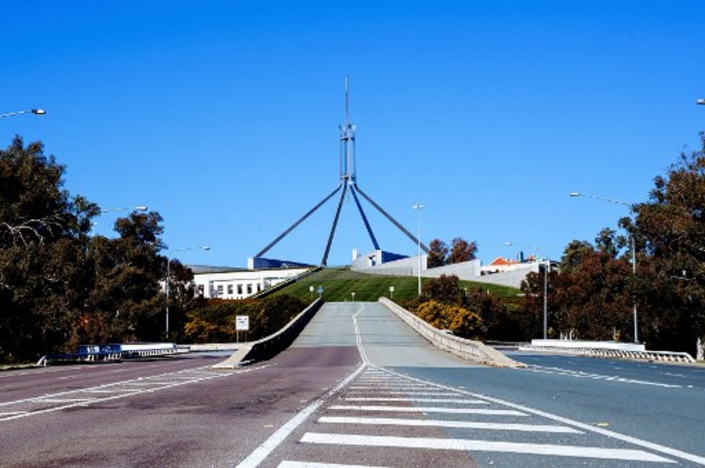 Kondisi ruas jalan di dekat gedung parlemen Australia di Canberra, 13 Agustus 2021. (Jamila Toderas / AFP)
