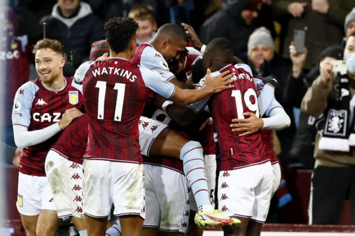 Sepasang Gol Konsa Bikin Aston Villa Comeback atas Leicester