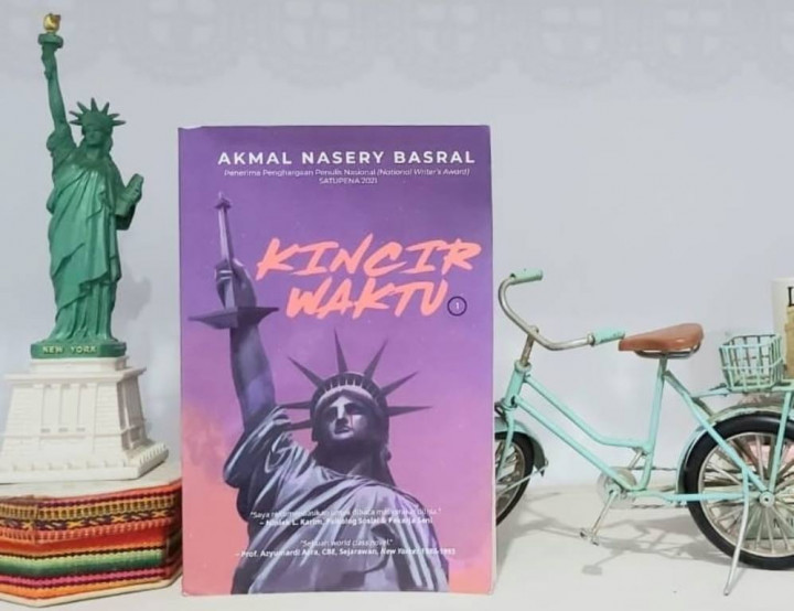 Sastrawan Akmal Nasery Basral Luncurkan Kincir Waktu 1