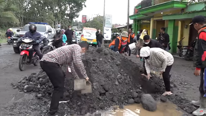 Aksi Risma di Gunung Semeru Ini Tuai Komentar Netizen