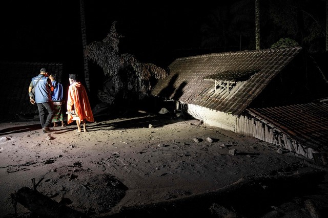 Beberapa masalah kesehatan pasca letusan gunung berapi bisa terjadi di pernapasan, luka bakar atau iritasi kulit. (Foto: Dok. AFP Photo/Juni Kriswanto)