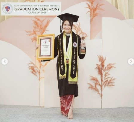Membanggakan! Prilly Latuconsina Jadi Lulusan Terbaik di Kampus