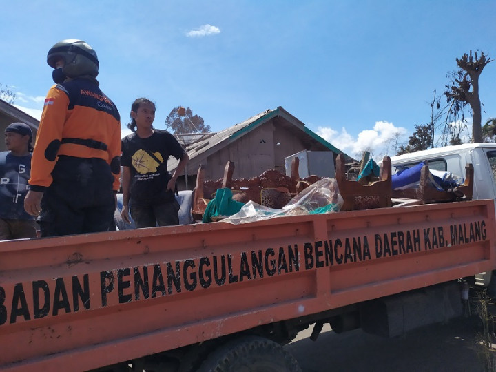 Warga Terdampak Erupsi Semeru Selamatkan Sisa-sisa Perabot