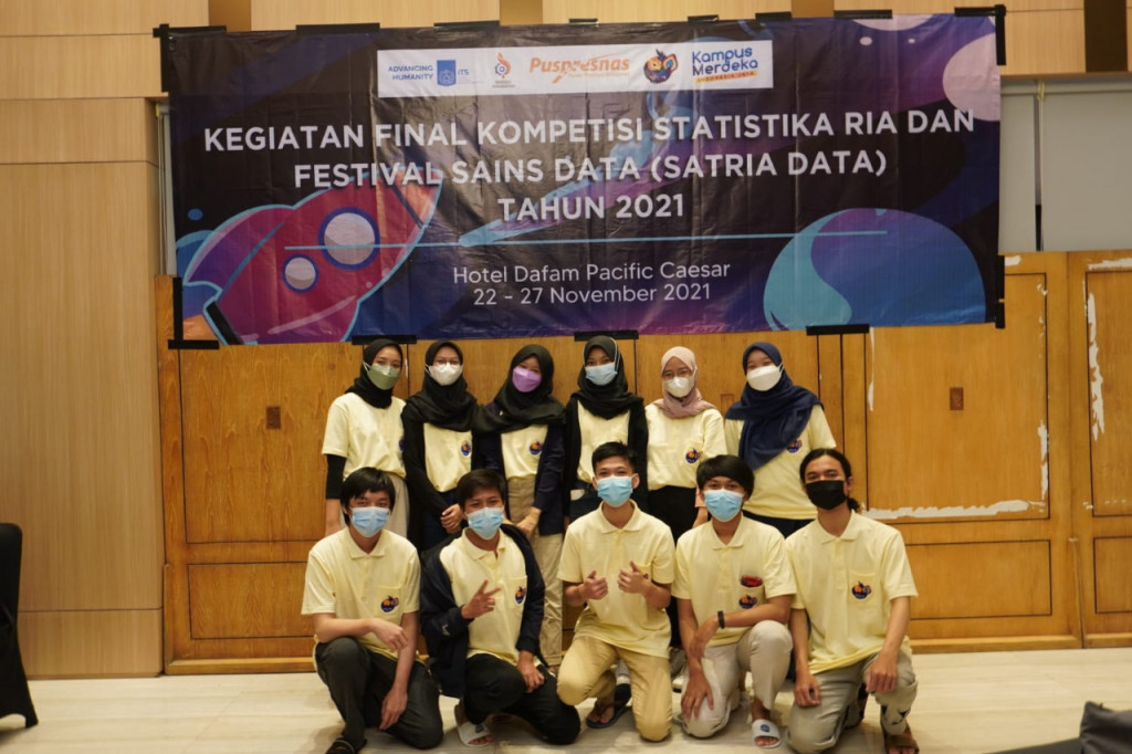 Para finalis Satria Data 2021 dari ITS yang berhasil mengusung gelar Juara Umum II
