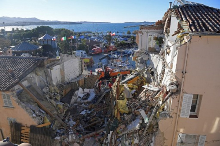 Ibu dan Bayinya Diselamatkan dari Bangunan Roboh di Prancis