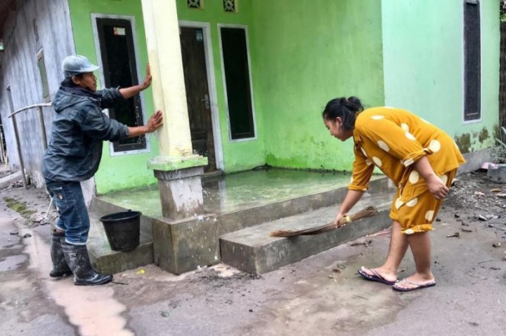 Sebagian Warga Kebonagung Mulai Bersihkan Rumah dari Abu Semeru