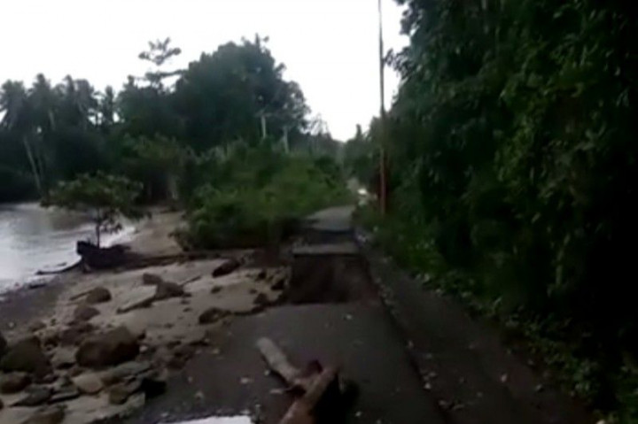 Poros Mamuju-Tapalang Terputus Gelombang Pasang