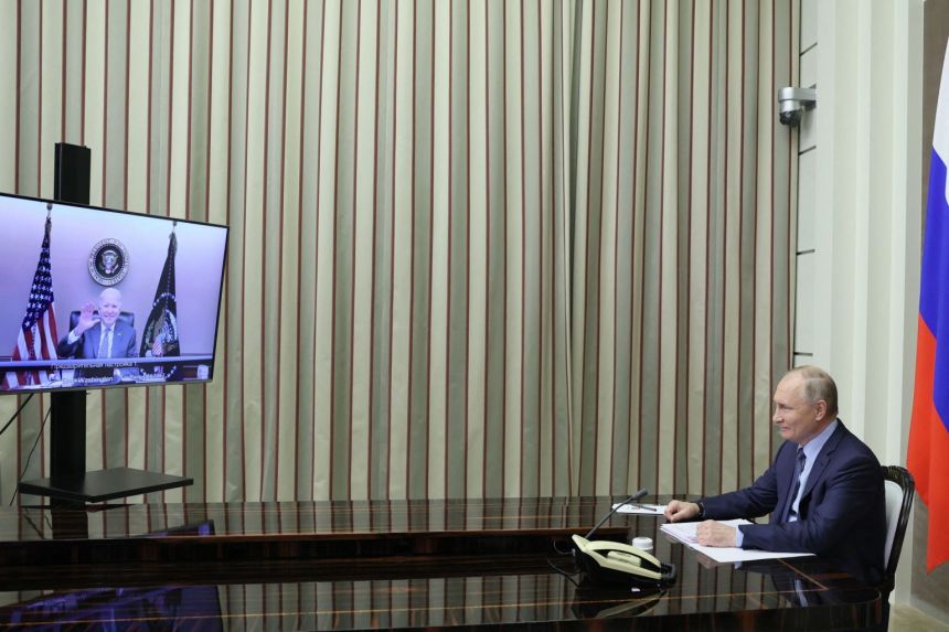 Presiden Rusia Vladimir Putin melakukan pertemuan virtual dengan Presiden Amerika Serikat Joe Biden. Foto: AFP