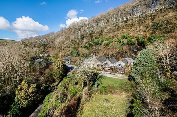 Tersembunyi, Rumah dengan Fasilitas Gua untuk Konser hingga Pesta Pernikahan