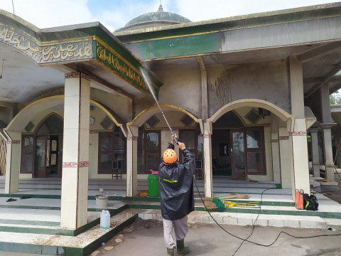 Berselimut Abu, Masjid Terdekat Gunung Semeru Mulai Dibersihkan
