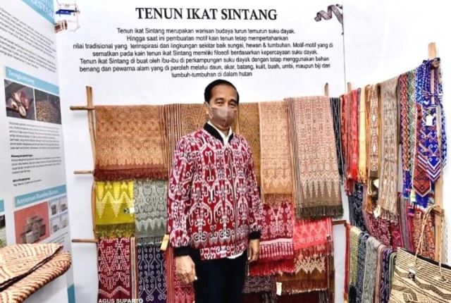 Jokowi 'Kepincut' Keindahan Jaket Bomber Motif Khas Dayak Sintang