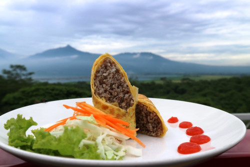 Siap yang tak ingin menikmati Nasi Goreng Kopi dengan panorama pegunungan seperti di Banaran Sky View (Foto: HAM Jakarta)