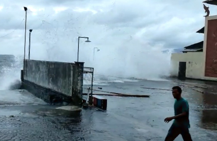 Sejumlah Fasilitas Megamas Manado Rusak Dihantam Gelombang