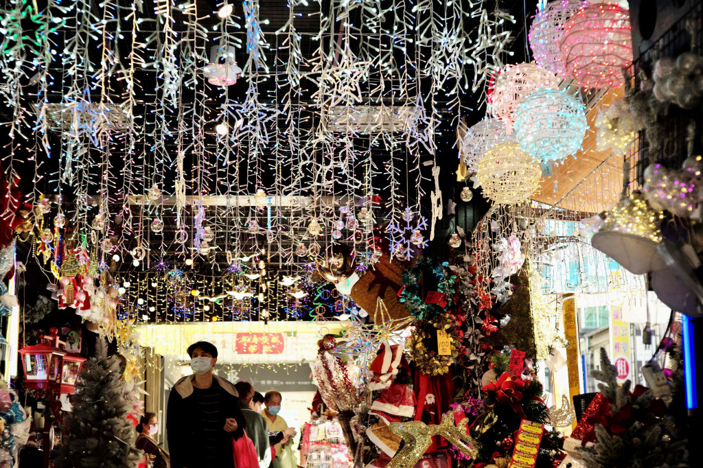 Berburu Pernak-pernik Natal di Pasar Taipei