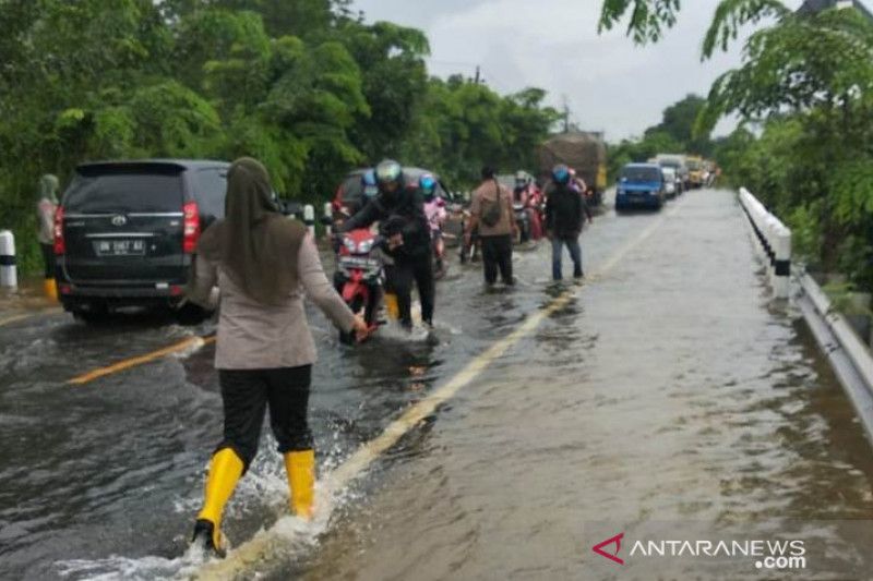 Badan Penanggulangan Bencana Daerah (BPBD) Provinsi Kepulauan Bangka Belitung meminta warga pesisir pantai untun mewaspadai air pasang laut 2,73 meter, sebagai pemicu utama banjir rob selama musim hujan ekstrem ini. (ANTARA/Aprionis)