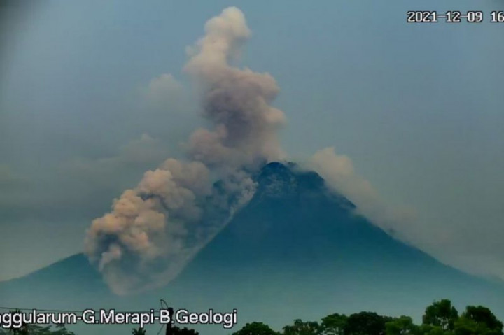 Merapi Luncurkan Awan Panas Guguran Sejauh 2,2 Km