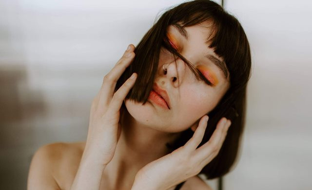 Ini beberapa ide potongan rambut pendek ala bintang drakor yang bisa kamu sontek. (Foto: Ilustrasi/Pexels.com)