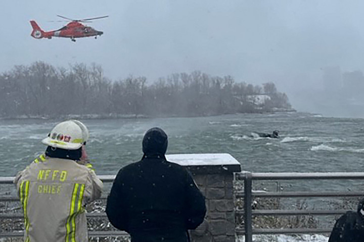 Mobil Tenggelam Dekat Air Terjun Niagara, Helikopter Dikerahkan untuk Evakuasi
