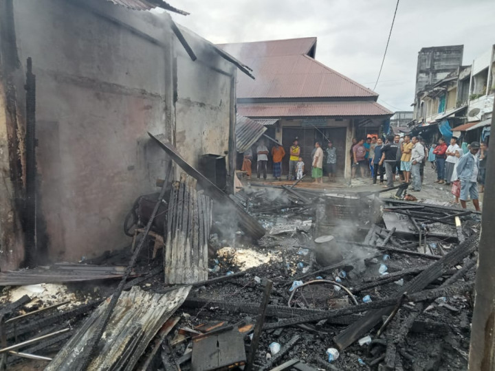 Puluhan Kios di Pasar Simpang Peuet Nagan Raya Hangus