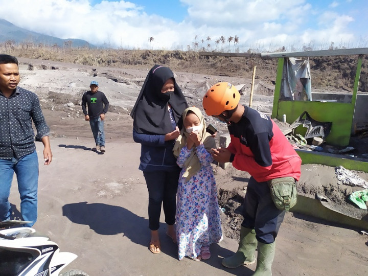 Terkubur Abu Erupsi, Alfi Berharap Ayahnya Segera Ditemukan