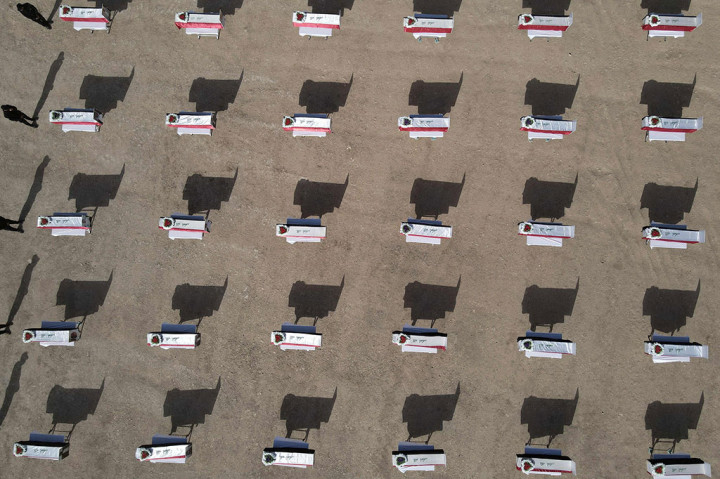 Puluhan Jenazah Etnis Yazidi Korban ISIS di Irak Dimakamkan