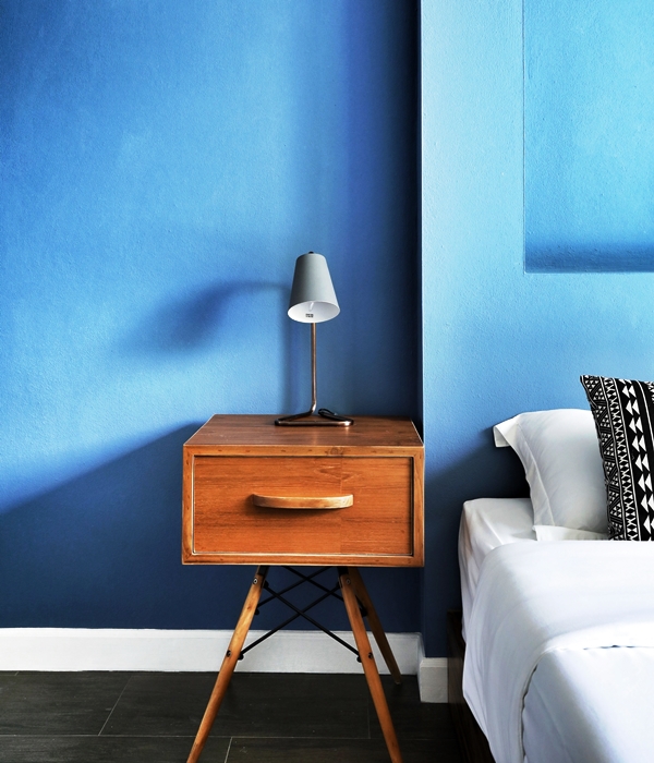 Warna biru identik dengan ketenangan dan memicu respons relaksasi. (Foto: Freepik)
