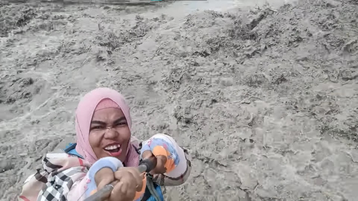 Viral Emak-emak Ngevlog dan Dihantam Ombak Bono, Aksinya Bikin Geleng Kepala