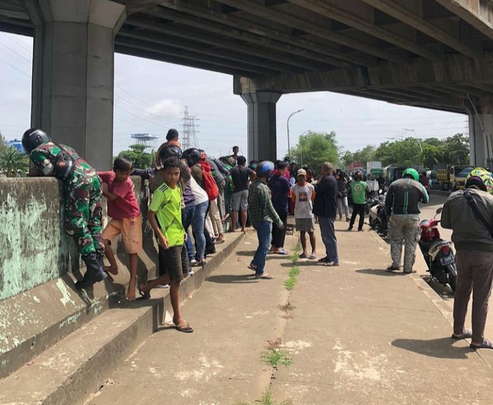Bikin Geger! Mayat Pria Ditemukan Mengapung di Depan Jakarta International Stadium
