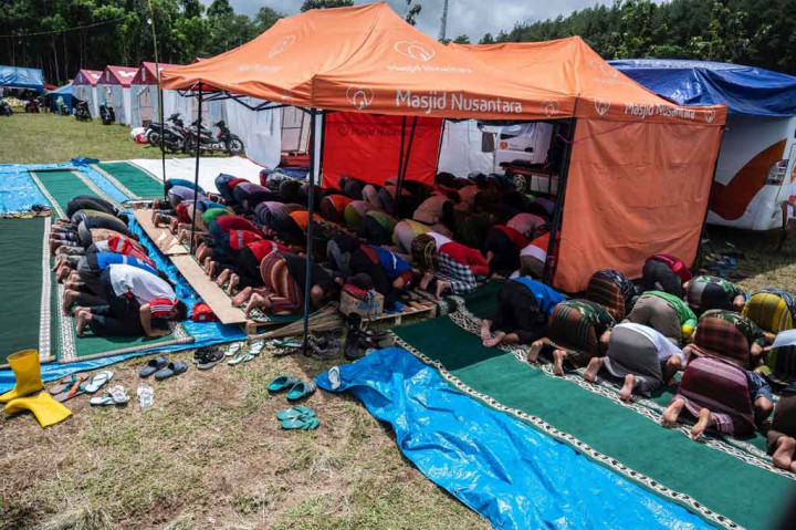 Suasana Salat Jumat Pertama Pascaerupsi Gunung Semeru