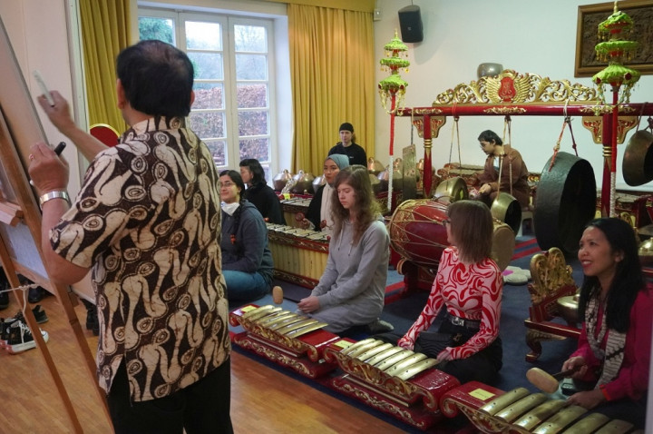 KJRI Hamburg Perkenalkan Gamelan dan Angklung ke Mahasiswa Jerman