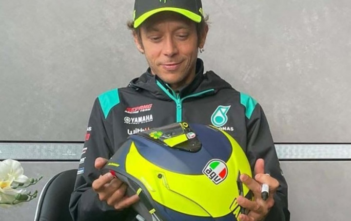 Sambut Natal, Rossi dan Marquez Lelang Barang Kesayangan untuk Program Amal