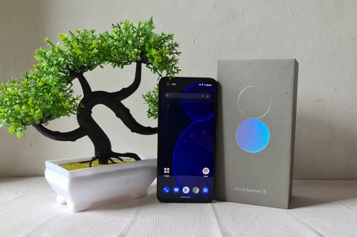 Asus Zenfone 8, Mungil, Bertenaga