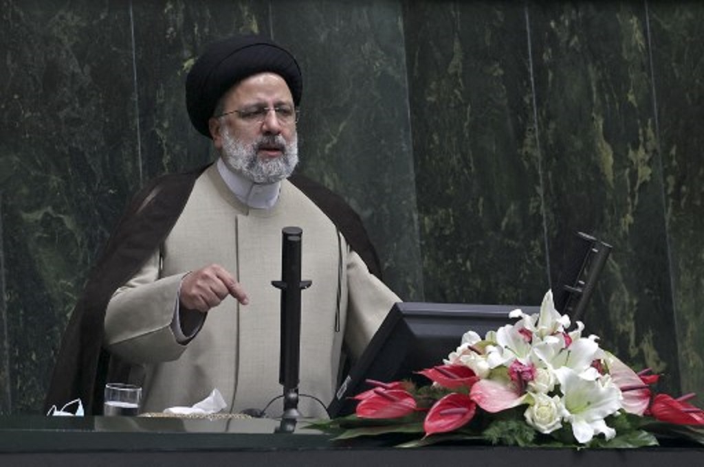 Presiden Iran Ebrahim Raisi saat berbicara di gedung parlemen di Teheran, 1 Desember 2021. (ATTA KENARE / AFP)