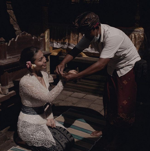 Ariel Tatum Jalani Ritual di Bali, Warganet: Pindah Agama?