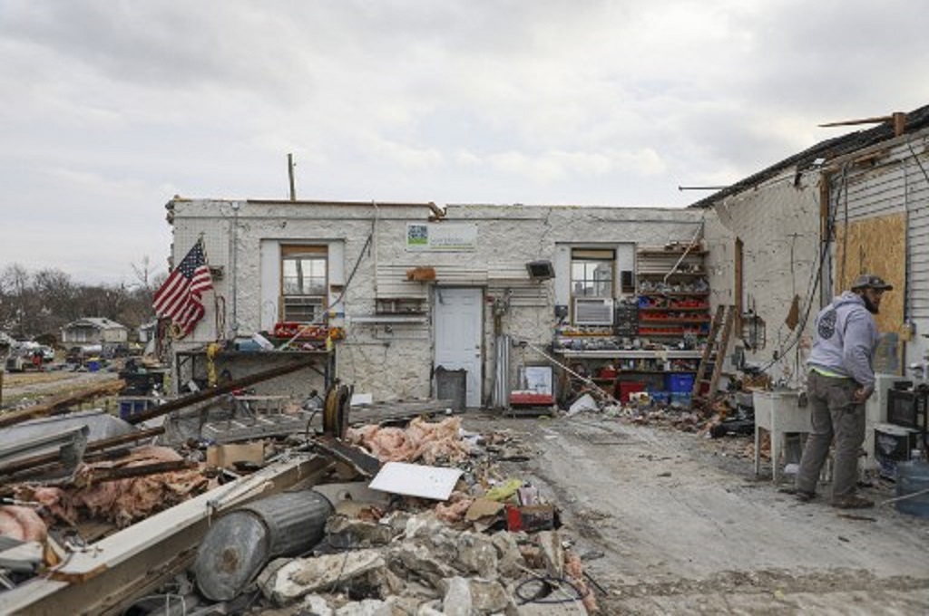 Dampak kerusakan terjangan tornado terlihat di area Bowling Green, Kentucky, AS, 11 Desember 2021. (Gunnar Word / AFP)