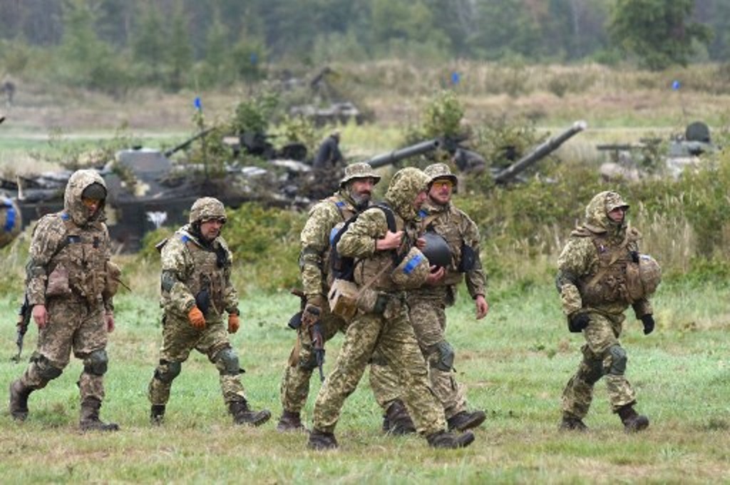 Pasukan Ukraina berlatih bersama militer AS dan beberapa negara NATO di Lviv, 24 September 2021. (Yuriy DYACHYSHYN / AFP)