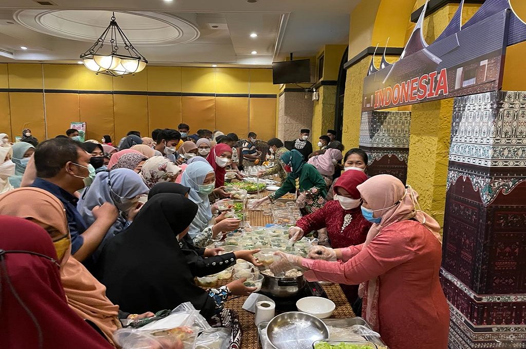 Para pengunjung acara mencicipi kuliner khas nusantara di Songkhla, Thailand. (Kemenlu RI)