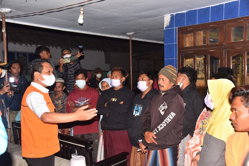   Bupati Lumajang, Thoriqul Haq melakukan patroli di pos-pos pengungsi di Dusun Kamar Kajang, Desa Sumberwuluh, Kecamatan Candipuro, Kabupaten Lumajang, Jawa Timur, Sabtu 11 Desember 2021 malam/Kominfo Lumajang