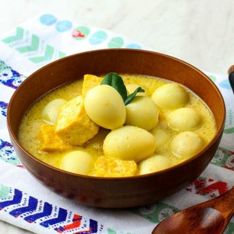  Ini resep membuat opor tahu campur telur yang sedap untuk lauk makan siang. (Foto: Dok. Endeus TV)