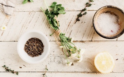 Ilustrasi obat herbal. Foto: Unsplash.