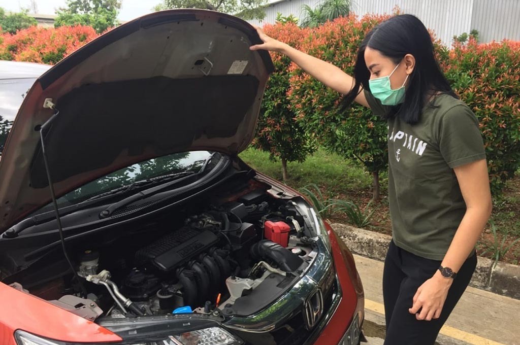 Ilustrasi perawatan mobil di rumah. Honda