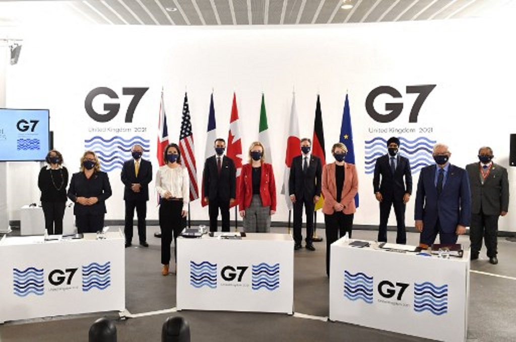 Jajaran menteri luar negeri G7 dan beberapa negara tamu hadir dalam sesi foto pertemuan G7 di Liverpool. Inggris, 12 Desember 2021. (Anthony Devlin / POOL / AFP)